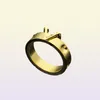 Женское дизайнерское кольцо высокого качества с позолоченными ямами Простые обручальные кольца из титановой стали с буквой V Модные украшения Lady Party 8113279