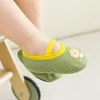 Scarpe per primi camminatori per bambini Scarpe estive in rete traspirante antiscivolo per bambini con suola morbida e calzini Cartoon Home Thin Baby Floor