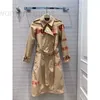 Casacos de Trench Masculinos Designer BUR Primavera Algodão Polo Collar Com Capuz Marrom Painel Regular Sólido Tubo Reto Estilo Commuter Manga Longa Vestido Feminino DCET