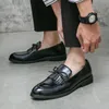 2023 Nya Storbritannien Gentleman Tassels läderskor män lila grön svart klänning bröllop prom homecoming party oxfords skor
