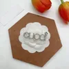 Kadın Tasarımcı Marka Mektubu Broş 18 K Altın Kaplama Kakma Kristal Rhinestone Takı Broş Charm İnci Pin Evlenmek Düğün Parti Hediye Aksesuarla