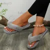 Chinelos femininos sola macia pele flip flops 2023 autismo inverno coração strass saltos planos chinelos macios mulher quente pelúcia clipe toe slides t231125