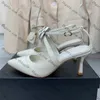 Damen-Slingback-Kleiderschuhe, Designer-Lammfell-Stiletto-Sandalen mit Katzenabsatz, 7 cm, mit Kamelienblüten-Slides, verstellbare Knöchelschnalle, Freizeitschuh, Freizeitschuh für den Außenbereich