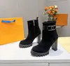 برشامات بوتس امرأة البقر البقر سحاب حزام معدني مصمم حذاء كاحل 100 ٪ من الجلد سيدة عالية الكعب أزياء الخريف شتاء الكعب الكعب الأحذية الحجم 35-42