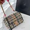 Bolso de lana de 23 quilates Bolso de hombro elegante para mujer 19 cm Tweed Hardware dorado Hebilla metálica Bolso de lujo Esmalte de colores Matelasse Cadena Bolso cruzado Bolsas de maquillaje Sacoche