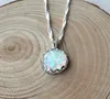 Chaînes joli collier pendentif rond bleu rose opale