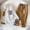 Set da bambino Ragazza Ragazzo Maglietta per bambini Set Maglietta per bambini Designer Pantaloni Vestono l'uniforme scolastica Estate Primavera Manica lunga con lettere Colletto rovesciato