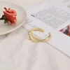 Bangle Luxe Mode Witte Shell Plaat Open Armband Twee In Een Gebogen Metalen Textuur Vrijetijdssieraden