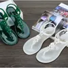 Sommar Handarbete Blomma Kvinnor gelé Sandaler 2022 Nya Clip Toe Flip Flops Skor Kvinna Platt Casual Beach Holiday Halkfria tofflor L230704