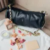 2023 manu atelier cylinder Pillow bag schoudertassen dames designer lederen crossbody tas arrow handtassen