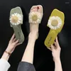 Slippers 2023 Ontwerp zomer buitenkleding kleine madeliefjes strand drag vrouw schoenen plat met vrije tijd glijbanen mode bloem vers