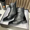 Bottes de luxe à semelles épaisses pour femmes, bottes classiques d'hiver en métal avec étiquette à nouer sur le côté, fermeture éclair latérale, bottes Martin en cuir véritable à bout rond de marque à jambes courtes pour dames