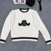 23SS Femmes Sweater Designer Knitwear Femmes Panels tricots hivernaux Nouveaux couleurs solides Pillures en tricot tricot de broderie