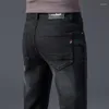 Jeans da uomo Primavera Autunno 2023 Pantaloni da uomo elasticizzati in denim di cotone moda uomo grigio sfilacciato stile classico Pantaloni da uomo di marca