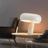 モダンな大理石のテーブルランプクリエイティブメタルマッシュルームデスクアートデコホテルカフェリビングルームベッドサイドスタディイタリアスタイルの石照明