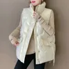 Chalecos de mujer, chaqueta acolchada de algodón de Color brillante corto con cuello levantado para mujer, chaleco de invierno sin mangas para mujer, chaleco 230424