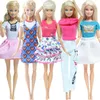 Doll -accessoires bjdbus groothandel 5 pcslot jurk gemengde t -shirt rok casual broek kleding voor kinderen playhouse speelgoed 230424