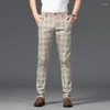 Pantaloni da uomo 2023 Plaid da uomo Moda casual Sanding Slim Fit Pantaloni elastici Abbigliamento maschile di marca Pieghettato da uomo