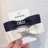 Brief Miu Strass Vrouwen Haar Touw Tie Hoge Paard Staart Haaraccessoires Vrouwen 2023 Nieuwe Haar Touw Lederen Cover vrouwen