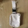 Lu Yoga Belt Bag 공식 모델 남성 및 여성 스포츠 웨이스트 팩 야외 크로스 바디 백 브랜드 로고 업그레이드 금속 라벨 요가 가방이있는 1L 용량