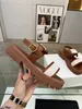 2023 Designerplattform Kvinnor Sandaler Brown White Flat Bottom Anti Slip Slide Summer Beach Sandaler Fashion Roman Sandaler 35-41 med låda