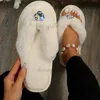 Chinelos femininos sola macia pele flip flops 2023 autismo inverno coração strass saltos planos chinelos macios mulher quente pelúcia clipe toe slides t231125