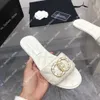 2023 7A Nya broderade tyg Slides Tofflor Svart Beige Flerfärgad Broderi Mules Dam Hem Flip Flops Casual Sandaler Sommar Läder Platt Slide Gummisula