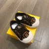 Varumärkesdesigner småbarn fullt tryck av bokstäver nyfödda skor baby barn sneakers box förpackning storlek 20-25 spädbarn promenadskor nov25