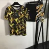 23ss camisa traje conjunto de falda ropa de diseñador para mujer Estampado de monograma de cuello redondo Camiseta de manga corta Botón de Medusa cintura alta media falda corta conjuntos ropa de mujer