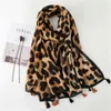 Bérets Écharpe d'impression léopard décontractée et douce pour les femmes en hiver Style coréen polyvalent coton lin sensation longue gland chaud