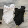 Designer de luxe maillots de bain C femmes été jeunes élégant noir poitrine noeud Bikini une pièce maillots de bain