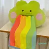 Coperta a forma di rana in cotone morbido cuscino imbottito in peluche arcobaleno all'interno di divertenti cartoni animati con decorazioni carine