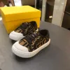 Varumärkesdesigner småbarn fullt tryck av bokstäver nyfödda skor baby barn sneakers box förpackning storlek 20-25 spädbarn promenadskor nov25