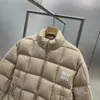 Kadınlar Down Parkas Designer 23SS MIUS KIŞ Yeni Kısa Ekmek Giyim Kadınlar Down Ceket Stant Yaka Beyaz Kaz Dolu Moda Mektubu Baskı Ceket RGMF