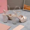 2023 Ny Crystal Heel Platform Sandaler Naken Satin Kvinnor Högkärls Ankle Strap Chunky Heels Block Heel Super High12.5cm Dress Shoe Luxury Designersandals