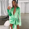 Robes décontractées Femmes élégantes 2023 Robe de chemise en satin à manches longues Mode Femme Bodycon Cravate Noeud Plis Mini Crayon Fille Blanc Vert Bleu