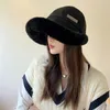 Basker Autumn och vinter kvinnliga hinkhattar Plush Brim Dome Caps för kvinnor Akryl 56-60 cm Keep Warm Metal Label Dekoration 2023