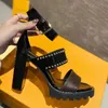 Summer Women Leather Sandals Star Trail Heeled Designer Lady Ankle Strap Studs Buckle Letter Tryckt Chunky Heel Treaded Gummi Outrole Sanda