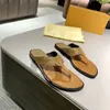 2023 tofflor soliga platt flip flops flip-flops sandaler män kvinnor bruna blommor tofflor sommar strand sandaler bruna läder bokstäver mens skissar vid vattnet med låda