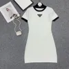 Tasarımcı Üçgen Standard 2023 Yeni Retro Good Dress Moda Klasik Black Beyaz Renk Kontrast Basit İnce Kısa Kollu Elbise