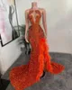 Orange Feathers Prom Dresses for Black Girls High Split Pärlade afrikanska kvinnor Pageant Evening Gowns Vestido de Graduacion