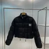 Kadınlar Down Parkas Designer 23SS MIUS KIŞ Yeni Kısa Ekmek Giyim Kadınlar Down Ceket Stant Yaka Beyaz Kaz Dolu Moda Mektubu Baskı Ceket RGMF