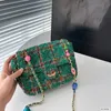 Bolso de lana de 23 quilates Bolso de hombro elegante para mujer 19 cm Tweed Hardware dorado Hebilla metálica Bolso de lujo Esmalte de colores Matelasse Cadena Bolso cruzado Bolsas de maquillaje Sacoche