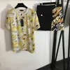 23ss camisa traje conjunto de falda ropa de diseñador para mujer Estampado de monograma de cuello redondo Camiseta de manga corta Botón de Medusa cintura alta media falda corta conjuntos ropa de mujer