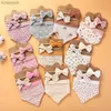 Bibs Burp Cloths 3 pièces/ensemble mousseline de coton bébé bavoir arc bandeau bouton réglable Triangle salive serviette imprimer infantile garçon fille alimentation rot tissu L231126