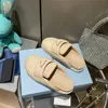 Lyxvarumärke Triangel Logo Slippers Sandaler Kvinnor tofflor Nya modedesigner Skor Mjuk fårskinn utomhus strandhotell rund tå tjock botten non-slip