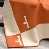 Letra cashmere designer cobertor de lã macia cachecol xale portátil quente xadrez sofá cama lã malha lance 135*165cm 17895