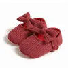 Eerste wandelaars kleine bloem wollen schoenen 0-1 jaar oude baby lopen met zachte zolen om te voorkomen dat het meisje prinses laat vallen