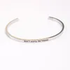 Bangle não se preocupe seja Happ Happ Stainless Steel Gravado Citação Inspirada Positiva Presente de bracelete de mangueira aberta para menina