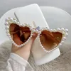 Solglasögon 2023 Retro hjärtformad imitation Pearl Frame Women Fashion Eyewear Men's Cat Eye Sun Glasses Beach Shades UV400